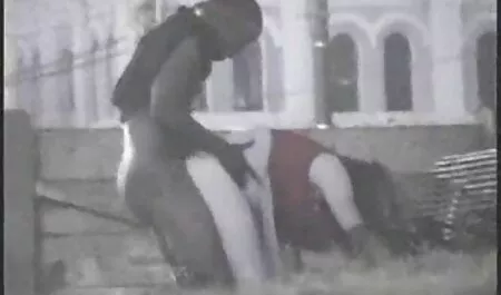 سرخ شده قادر به آزمایش بر روی فلم سکس خواهر و برادر اسب در ورزشگاه