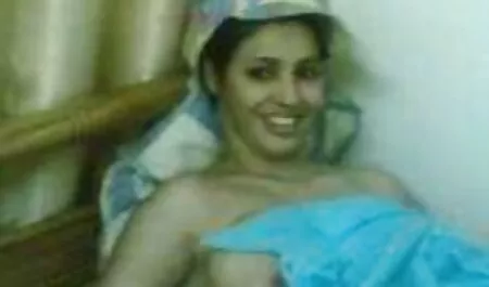 دختر زیبا با سوپر برادر و خواهر دهان بزرگ خود را.