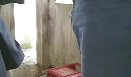 یک مرد دو دختر و یک فیلم سکسی خواهر و برادر اسپرم را در چشمه پرهایش گرفت.