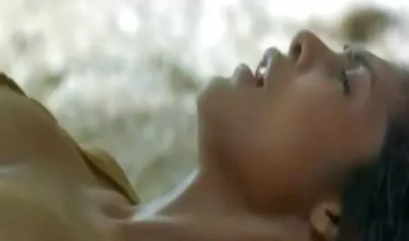 فاحشه جوان سکسبرادرخواهر در خدمت یک مشتری.