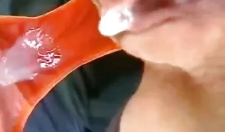 بز جوان ، پاهای باز با سکس خواهر و برادر اندام های لاستیکی بزرگ.