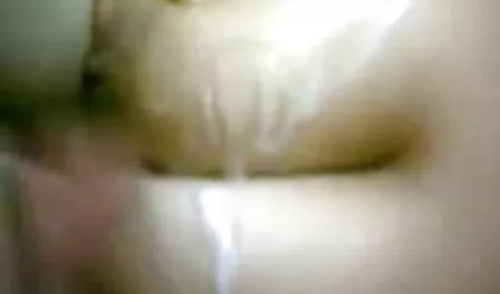 دختر مو قرمز که از خواب بیدار در صبح و عشق را به سکسبرادرخواهر سبزه زیبا.