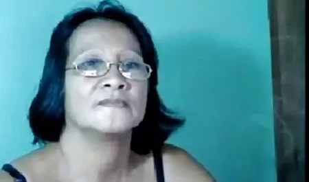 یک زن سکس با زن برادر زنم بزرگ چسبیده شوهرش, و رفتن به حمام.